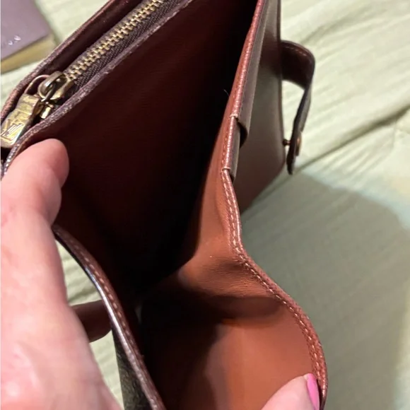 Louis Vuitton Brown and Gold Wallet with Iconic Monogram Design - Picture 9 of 15